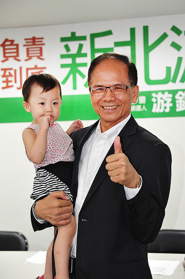 新北市長參選人游錫堃今天（１日）公佈育兒津貼，每月每月可領8000元。（朱蒲青攝）