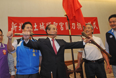 立法院長王金平今（24）日代表土城順聖宮接受民間贈獻的關公兵器「青龍偃月刀」，並現場揮舞12公斤重的大刀，高喊「邪魔盡除」、「正氣充滿宇宙」。王金平說，關公是歷史名將，他的忠義仁義精神也令人敬佩；他無法跟關公相比，只希望能學習關公的精神。（中央社）