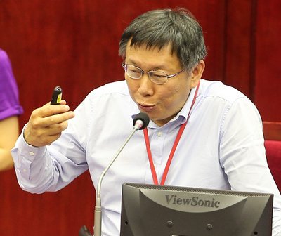 台北市民政局長藍世聰昨天出席里長座談會，民進黨總統參選人蔡英文也在場，遭質疑行政不中立，市長柯文哲今赴議會專案報告，中國國民黨議員輪番砲轟違反柯自己揭示的「七不輔選規範」，說一套做一套。（中央社20151023）