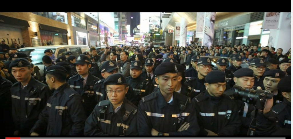 香港特首梁振英上台後，將香港警察「中國公安化」，刻意製造跟民眾的對立，任何一根引線都會導致衝突。(圖片擷取自Youtube，〈2016.02.09 警察故事〉)