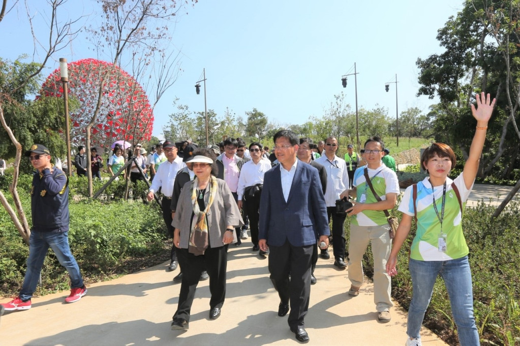 總統府秘書長陳菊今(14)日也來參訪花博，除肯定台中花博用花卉呈現生態、自然、永續的理念外，也讚賞市長林佳龍與市府團隊的執行力。（台中市新聞局）