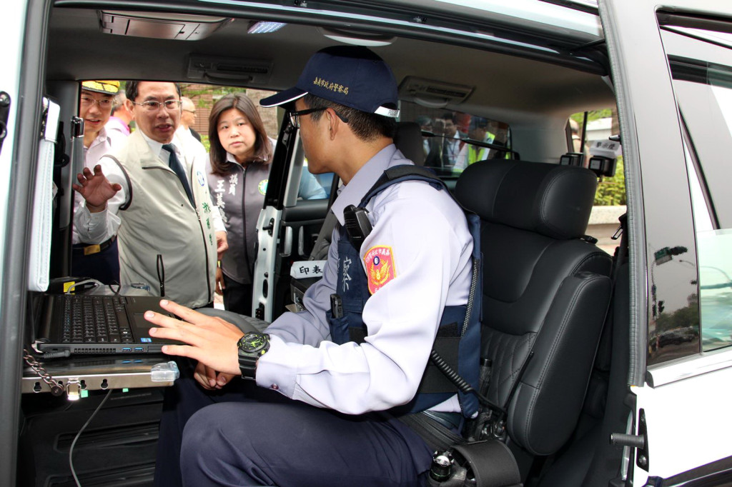 嘉義市警方 巡邏車可受理報案(嘉義市政府提供)