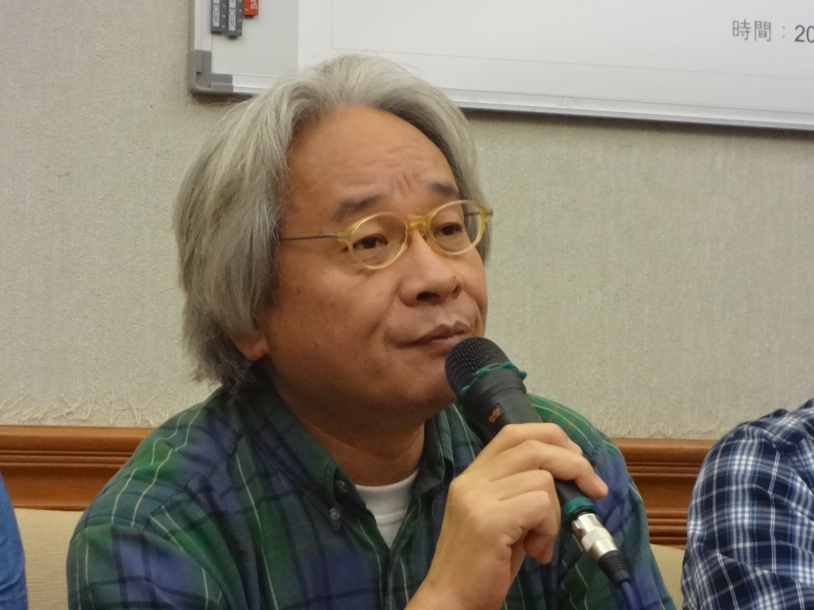 鴻海董事長郭台銘昨天表示台灣不需要「路過」，作家馮光遠今天（7日）回應說，如果不需要，先叫當初發明這名詞的人出來道歉。（劉明堂攝）