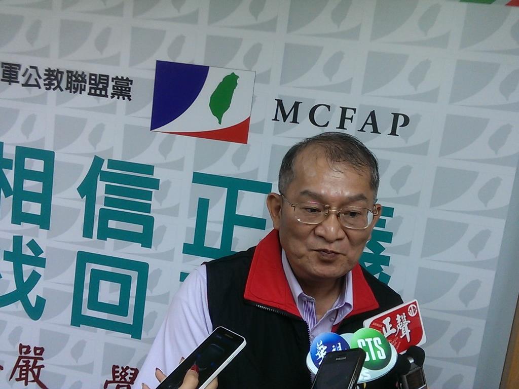 新政黨「軍公教聯盟黨」今（2）日在立法院旁正式成立競選總部，並推出候選人參與2016立委選戰，黨主席李延禧呼籲「軍公教挺軍公教」，軍公教擔任立委可以發揮專業，他並樂觀估計「10席以上沒有問題」，有機會搶下15至20席立委。（記者唐詩攝影）20150602