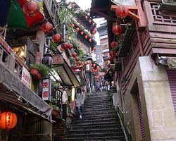 Google今天公布「最新街景熱搜景點排行榜」，外國網友熱搜台灣景點第1名是九份老街，超越先前排名居冠的台北車站。(圖:取自新北市政府觀光旅遊局網頁）