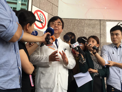 台北醫學大學附設醫院副院長黃聰仁（左2）公開談論疑涉台鐵列車爆炸案重嫌的55歲傷者林英昌的病史和疑似涉案跡證，是不是已經違背醫生倫理？已經引起醫界注意。圖／中央社