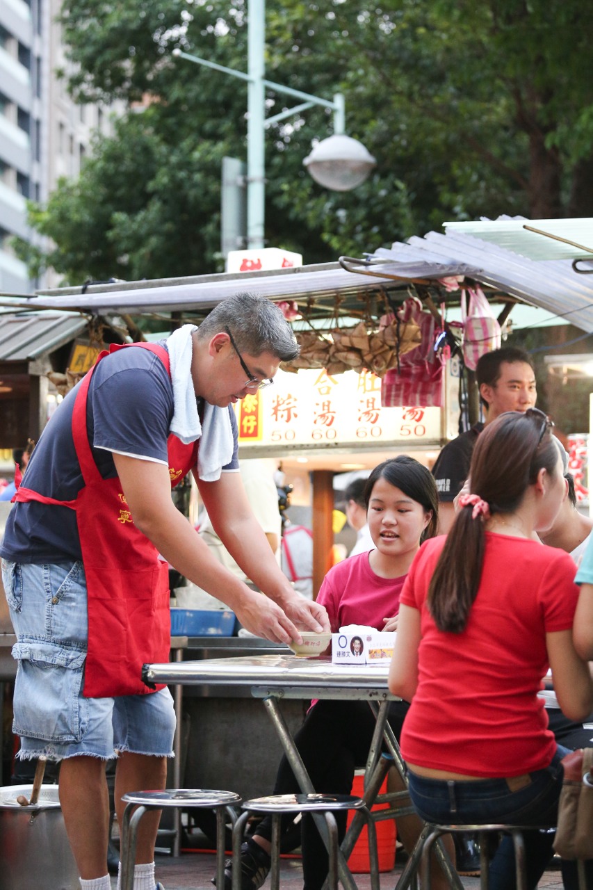 連勝文前天（16）日去寧夏夜市打工賣豬肝湯，工作內容包括收桌子、端湯給客人等，當天的酬勞是一碗豬肝湯跟一顆肉粽。（連勝文競選總部提供）