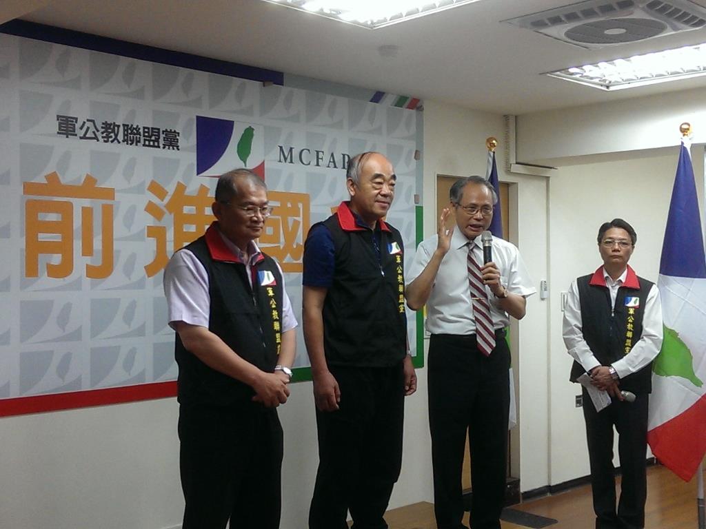 軍公教聯盟黨2日上午成立競選總部，並請前台聯黨主席蘇進強（右二）擔任競選總顧問，期許發揮台灣中道價值及穩定力量，黨主席李延禧（左一）則強調軍公教現、退人員的專業問政與監督的能力。（記者唐詩攝影）20150602