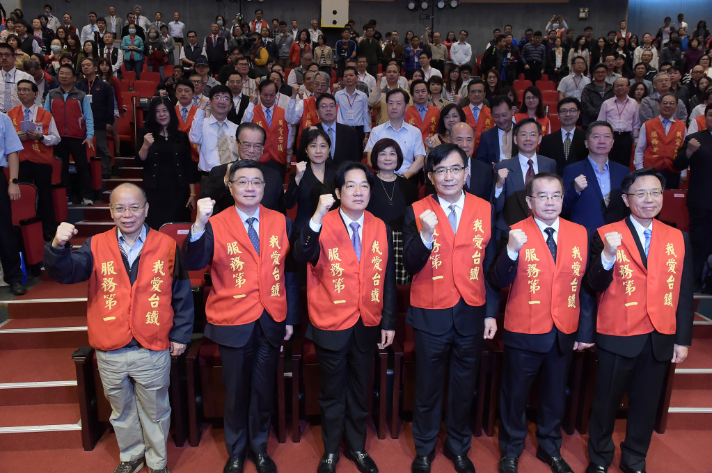 台鐵局今（9）日辦理新舊任局長交接典禮，鹿張兩人由交通部長吳宏謀監交，並在行政院長賴清德等人見證下交接。圖／行政院提供