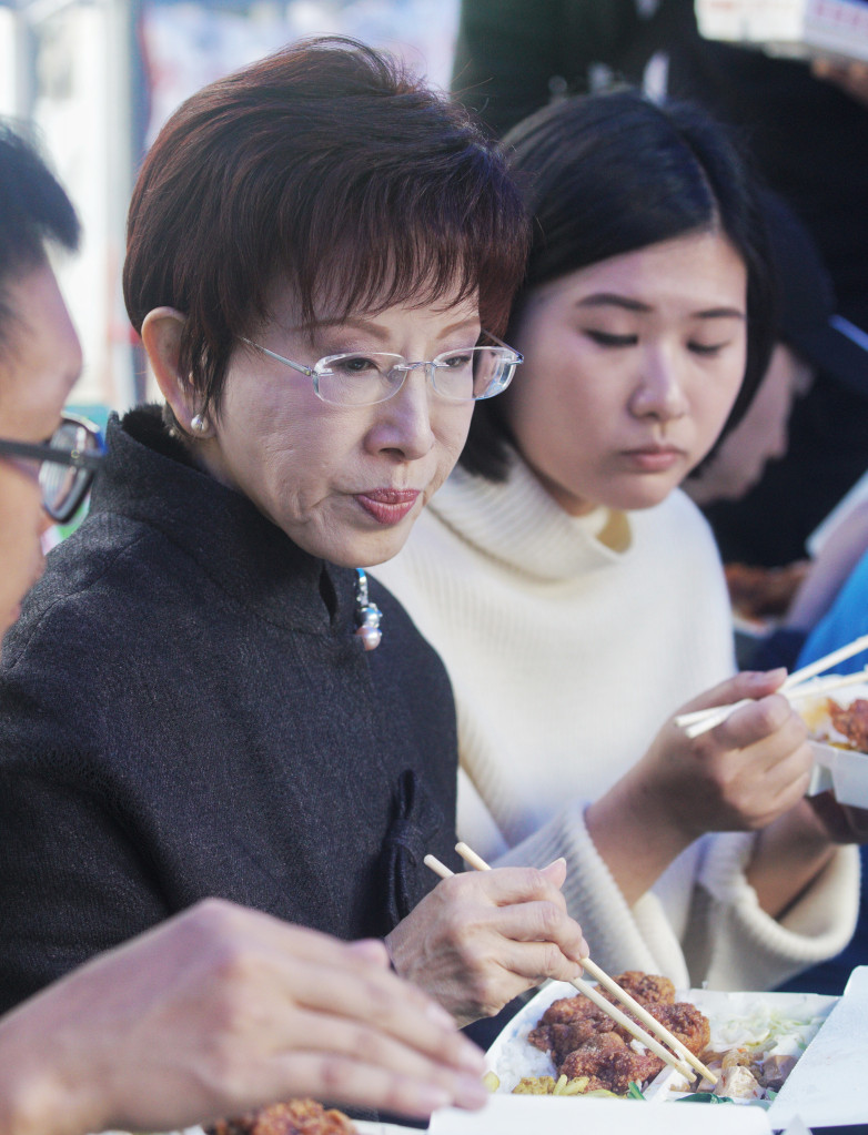 國民黨5月將改選黨主席,前副總統吳敦義今(9)日召開記者會宣佈參選,現任黨主席洪秀柱早上選擇到黨產會前與抗爭黨工「吃便當」,還演出夾菜給黨工的「餵食秀」。針對吳敦義參選,洪秀柱大方說,不管最後誰出線,她都支持。圖/張良一