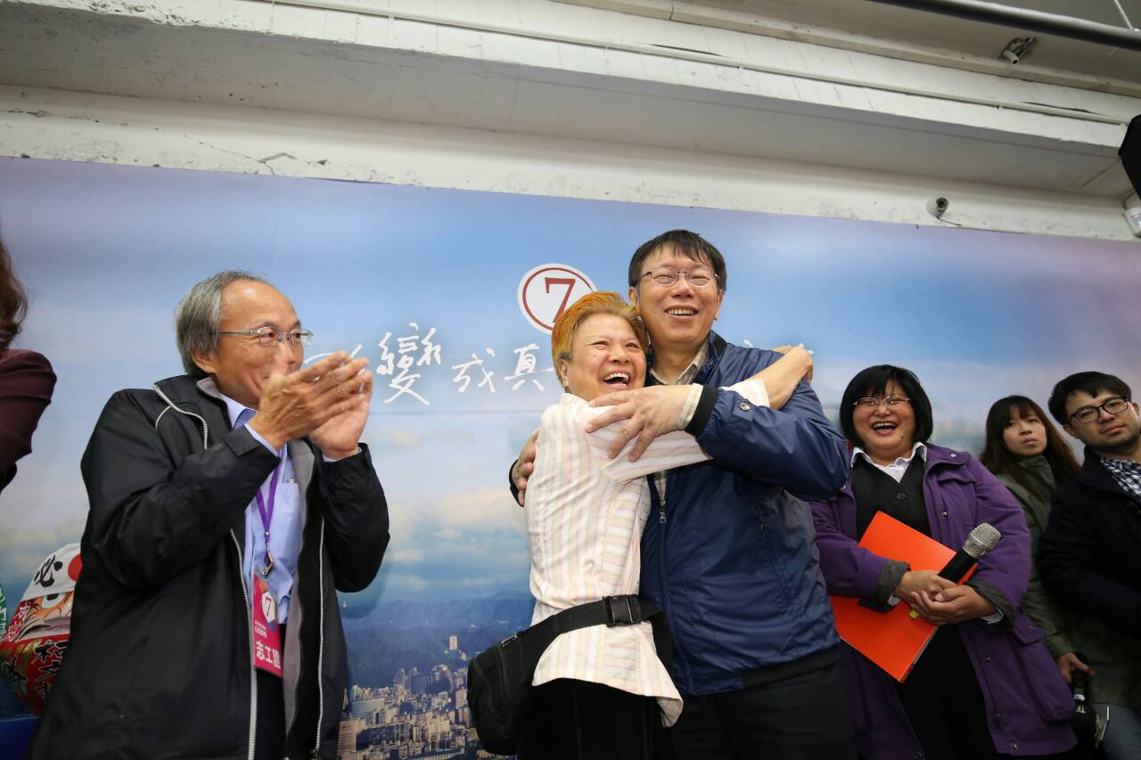 台北市長當選人柯文哲今天下午回到吉林路競選總部舉辦感謝會，並前往附近商家及志工道謝。(圖:柯文哲辦公室提供)