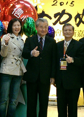 行政院長毛治國被學者質疑「不會用電腦」，前交通部長葉匡時為毛治國抱不平。圖為毛治國（中）7日上午出席女性社會企業活動。（中央社）20150307