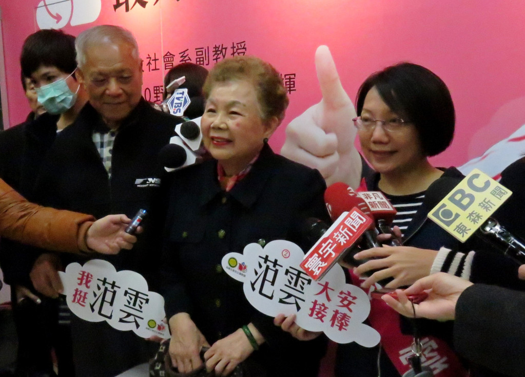 柯文哲爸爸柯承發（左）、媽媽何瑞英（中）今天到綠社盟大安區立委候選人范雲服務處下午茶、談老人照顧，並且呼籲支持范雲進國會，讓國會換新人才會進步。（劉明堂攝）