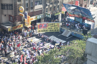 年金改革國是會議分區座談北區會議31日下午舉行，場外退休公教團體陳情抗議。圖／中央社