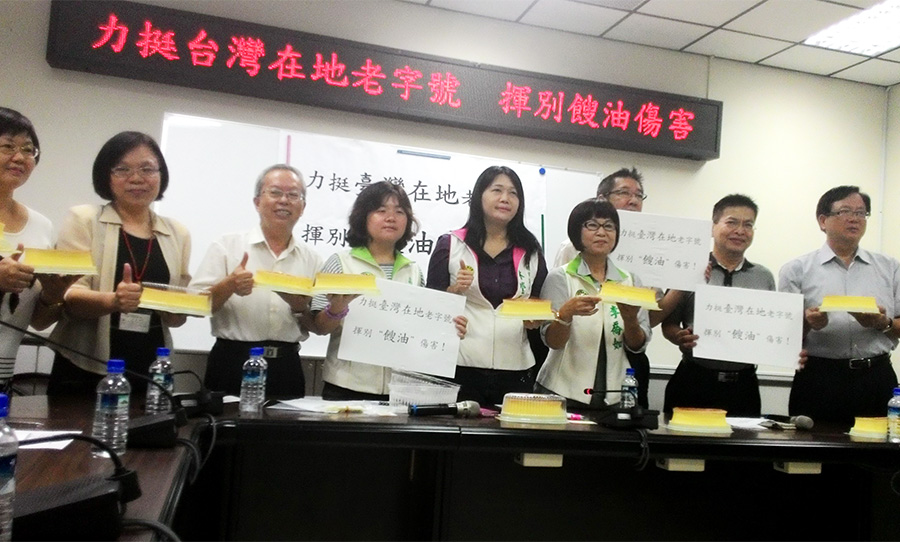 左四起陳慧文、林瑩蓉、李喬如說保護台灣「MIT」商譽，呼籲力挺台灣在地老字號。（記者陳俊廷攝）
