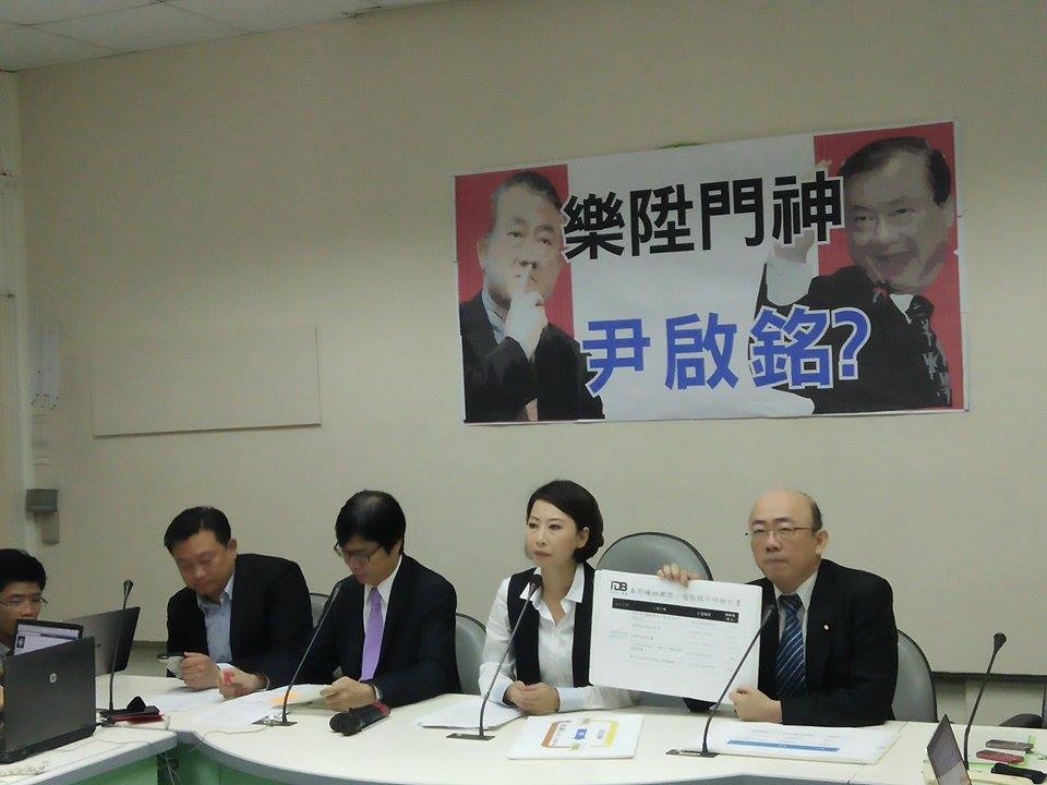 針對樂陞案，民進黨立委今（13）日上午召開記者會，質疑現任樂陞董事、前經濟部長尹啟銘跟董事長許金龍的關係，許金龍獲尹啟銘指派為資策會董事後，樂陞拿走5800萬的經濟部補助，而尹卸任後又擔任樂陞獨董，3年領走百萬元酬勞。綠委質疑尹啟銘是樂陞「門神」，未利益迴避。圖／唐詩