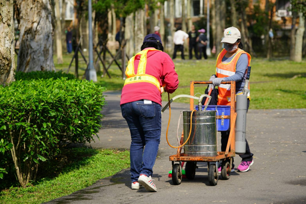 台北市公園處人員前往高危點公園綠地進行消毒噴灑作業。圖／北市工務局公園路燈工程管理處