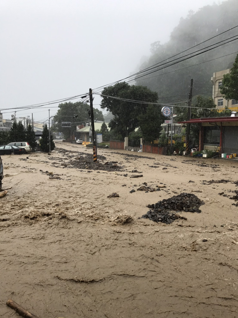 氣象專家吳德榮今天示警，下周三起一波強烈的梅雨鋒面即將到來，恐帶來劇烈降雨，且降雨時間長達5天以上。(圖為上一波梅雨鋒面造成南投仁愛鄉翠華村災情慘重，讀者提供)