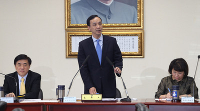 國民黨主席朱立倫(中)將於下月3日出訪上海,可能與中國共產黨主席習近平見面。(資料照片,中央社)20150415