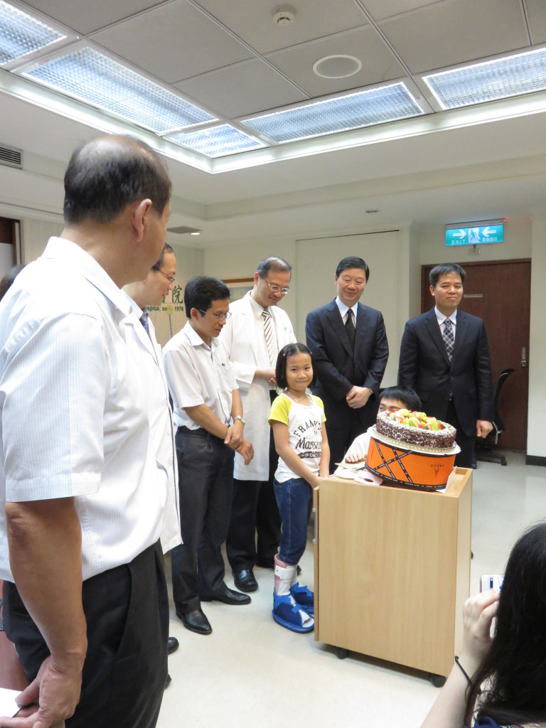 9歲的香江(圖中),曾因雙足內翻,走不快又易跌倒,越南各大醫院醫生束手無策,還因此被認為得了「怪病」;現在她已經恢復正常走路,今天基隆長庚醫療團隊一起為生日即將來臨的她慶生,香江說,回到越南後,她最想要踢毽子、騎腳踏車,除此,她心中還有一個願望就是要「當護士」。(蘇元和攝影)