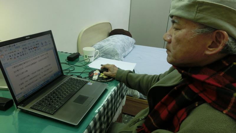 林義雄透過電腦，知悉反核訊息。(圖摘自停建核四官方網站）