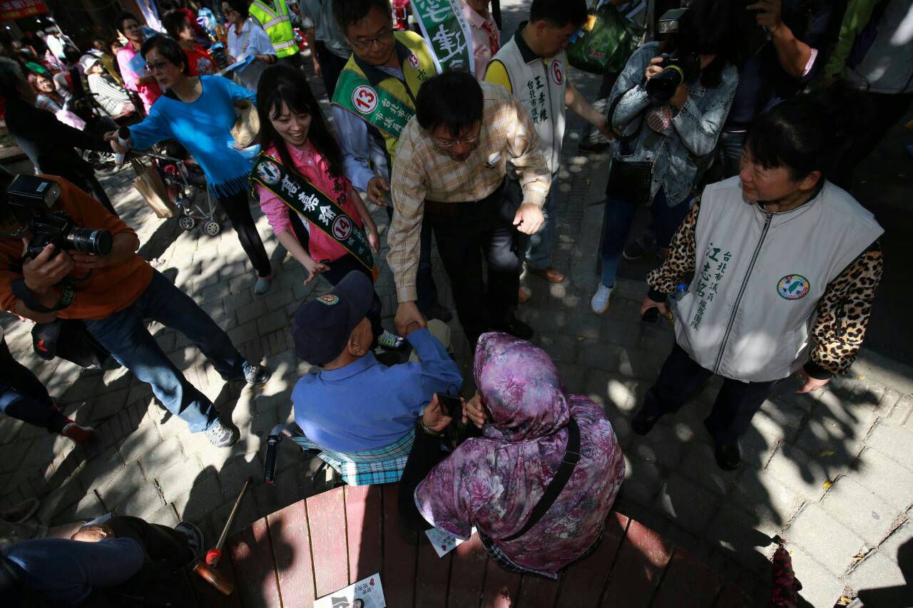 無黨籍台北市長候選人柯文哲今早前往內湖737市場掃街拜票。(朱蒲青攝)