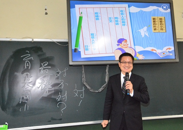 台灣各級學校數十年來使用粉筆，筆灰飛揚，不知戕害學子健康多少。彰化縣選擇育英國小示範第一所無灰智慧教室，踏出環保及智慧教學第一步，值得推廣。（彰化新聞局提供）