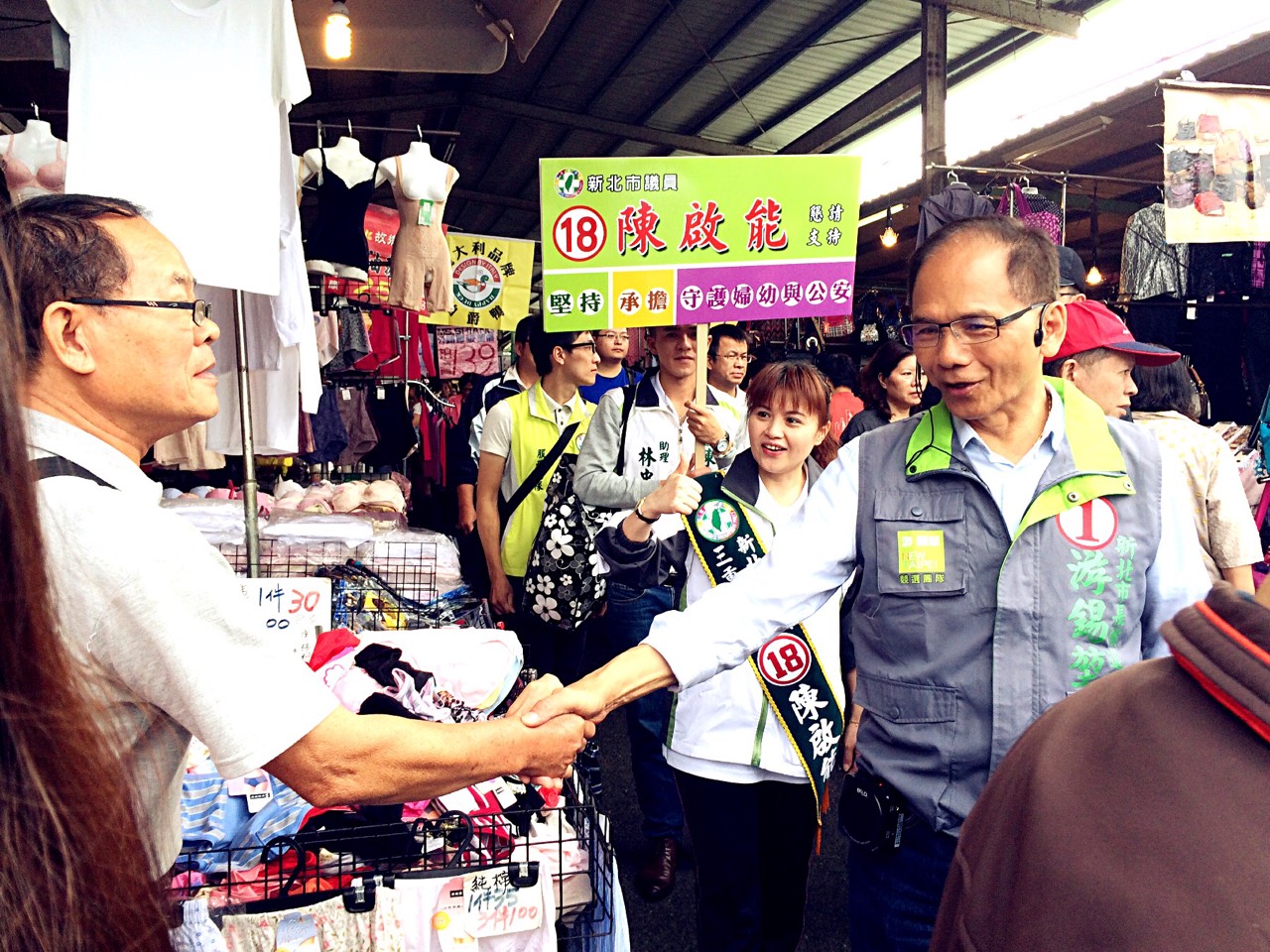 游錫堃今偕黨籍市議員到三重果菜市場掃街拜票。（朱蒲青攝）