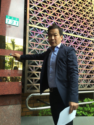 台北巿議員鍾小平(見圖,中央社資料照片)建議將遊民(街友)載到陽明山安置,並分級分類,輔導他們重返就業。圖為鍾小平日前針對「波卡事件」赴北檢告發台北巿長柯文哲及悠遊卡公司董事長戴季全。