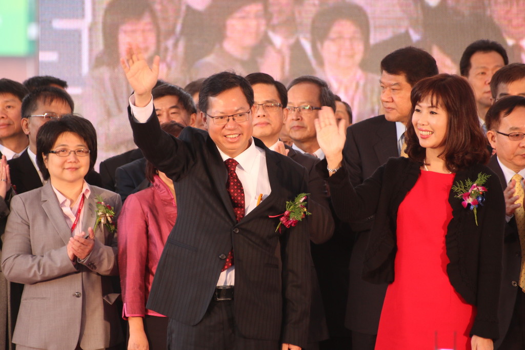 桃園市長鄭文燦就職典禮,鄭偕妻子林俞汝上台。(記者何豪毅攝)