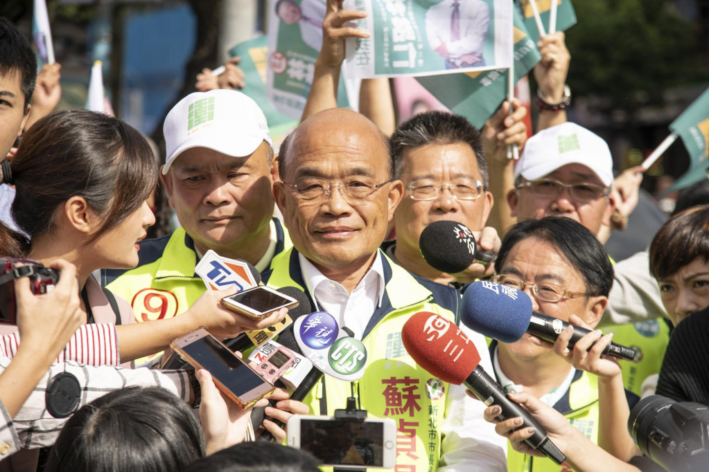 對於陳菊遭吳敦義暗罵，蘇貞昌表示，陳菊一輩子為台灣民主自由犧牲奉獻，沒想到被國民黨現任主席，跟一直都站在威權那邊的威權打手、反動勢力，直接人身攻擊，何止是「毋甘」。圖／蘇貞昌競選辦公室