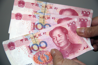 中國人行大幅下調人民幣中間價，創下史上最大貶值幅度後，今日中間價再挫1.6%，引發骨牌效應讓台灣股匯也遭到空襲，不但台股破底，就連新台幣也見到32.262元的低點。（中央社資料照）