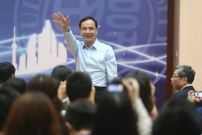 中國國民黨主席朱立倫2日與上海復旦大學學生座談。他期勉學生「能力愈強、責任愈大」。（中央社）2015年5月2日