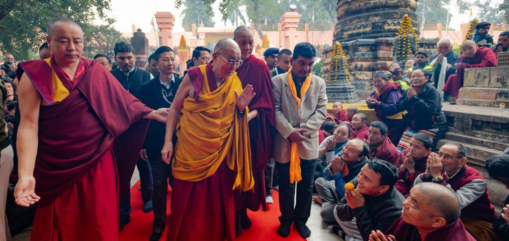 西藏精神領袖達賴喇嘛24日抵達佛教聖地菩提迦耶（Bodh Gaya），繼續弘法行程，達賴談話中提到中國時表示：「我們有真理的力量，中共有槍砲的力量。長遠來看，真理的力量要比槍砲強大得多。」圖／取自達賴喇嘛網站 