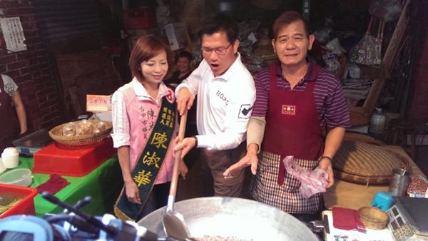 好事會「發生」？在西屯市場的凍蒜聲中，民進黨台中市長候選人林佳龍示範起炒「花生」！（照片取自林佳龍臉書）