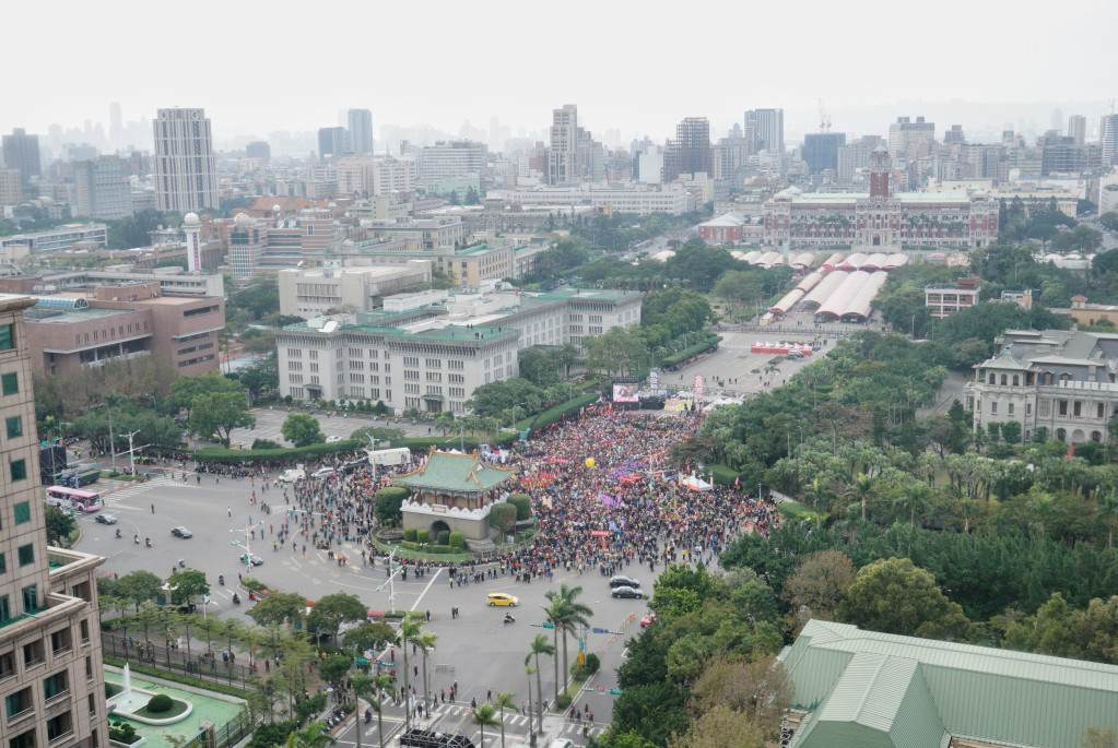 儘管凱道周邊圍滿拒馬，但弱勢團體耐心經過重重安檢，還是前來凱道參與年度尾牙，與前來抗議領有18%的軍公教人士形成強烈對比。（圖／張良一）