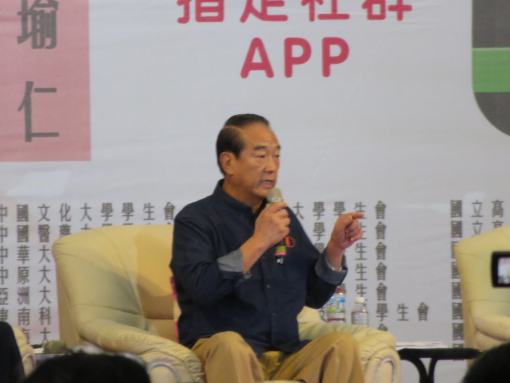 宋楚瑜說，朱立倫提到不贊成漲學費，但馬政府就是不斷漲學費。他當選後，會把學貸利息全部取消。(唐詩攝)