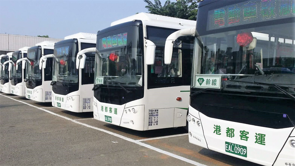 高雄市電動公車已有87輛，7家民營公車業者中，以港都客運擁有60輛電動公車最多。(圖/高市交通局)