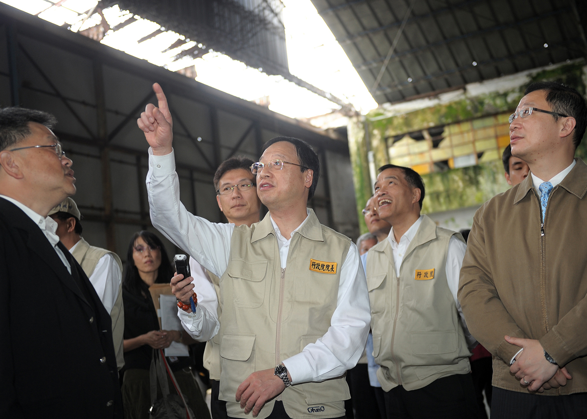行政院長江宜樺今天前往桃園海軍基地視察,針對航空城聯外道路等地方建設,允諾中央將負擔40億元經費(圖/行政院提供)