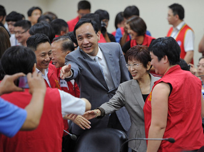 針對黨部在經費報銷部分對國民黨總統參選人洪秀柱辦公室有意見，朱立倫上午對此強調，「該怎麼報銷就怎麼報銷」，圖為朱立倫昨天陪同洪秀柱在中央黨部出席KMT論政聯盟挺柱後援會成立記者會。（中央社資料照片）