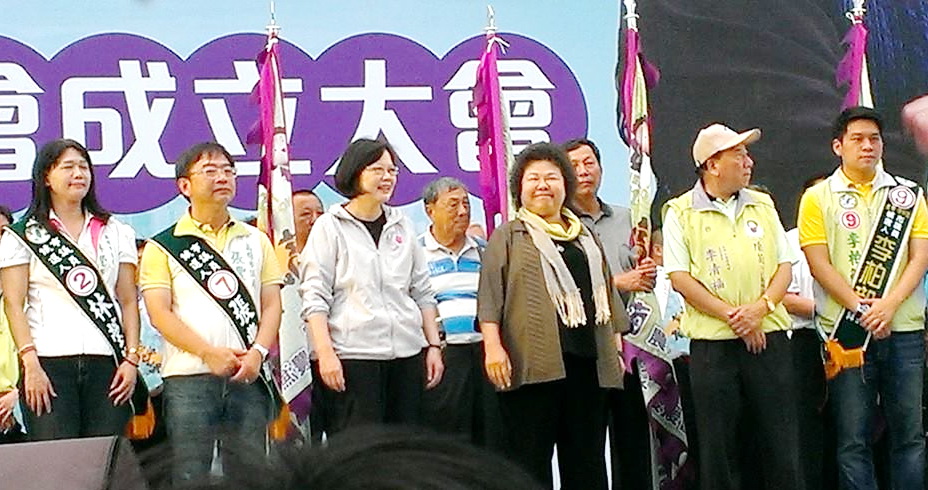 民進黨高市議員候選人左起林瑩蓉、張豐藤，右一李伯毅將採聯合配票。（記者陳俊廷攝）  