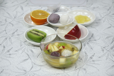 董氏基金會調查指出，全台近9九成民眾鬧果荒，影響身體不快樂的最大因素是很少吃水果。圖片:日前營養師建議民眾將甜湯圓搭配水果，自製健康水果茶湯圓食用。(中央社資料照片)