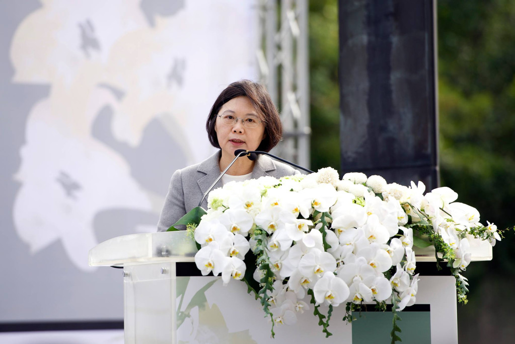 民進黨主席、總統當選人蔡英文28日下午參加二二八69週年紀念會。她表示,推動轉型正義的目的,就是要讓社會能真正和解,「有真相,才有和解,有和解,才能帶來團結」,未來將落實轉型正義,「一起為這段黑暗的歷史劃下句點」。(記者黃謙賢攝)