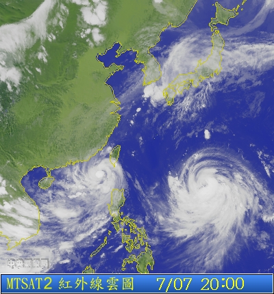 中央氣象局7日晚上8點衛星雲圖，可以看到蓮花颱風從台灣西南近海掠過，而東邊則有中度颱風昌鴻往台灣北部而來。（中央氣象局提供）