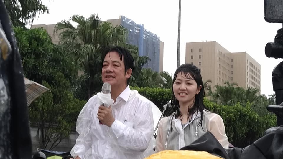 壯大台灣車隊下午抵達凱達格蘭大道，賴清德在雨中向支持者發表演說，台北市議員高嘉瑜站在宣傳車上力挺。圖／林冠妙