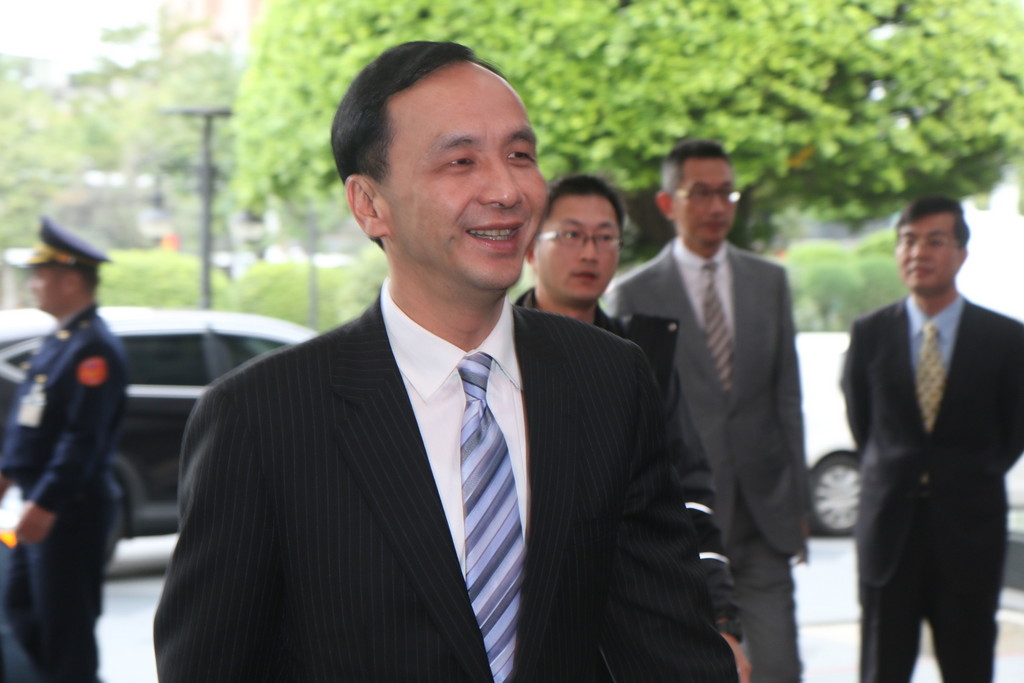 新北市長朱立倫赴議會報告，對胡志強新職盛讚為「媒體新力量」。（資料照片，記者何豪毅攝）20150116