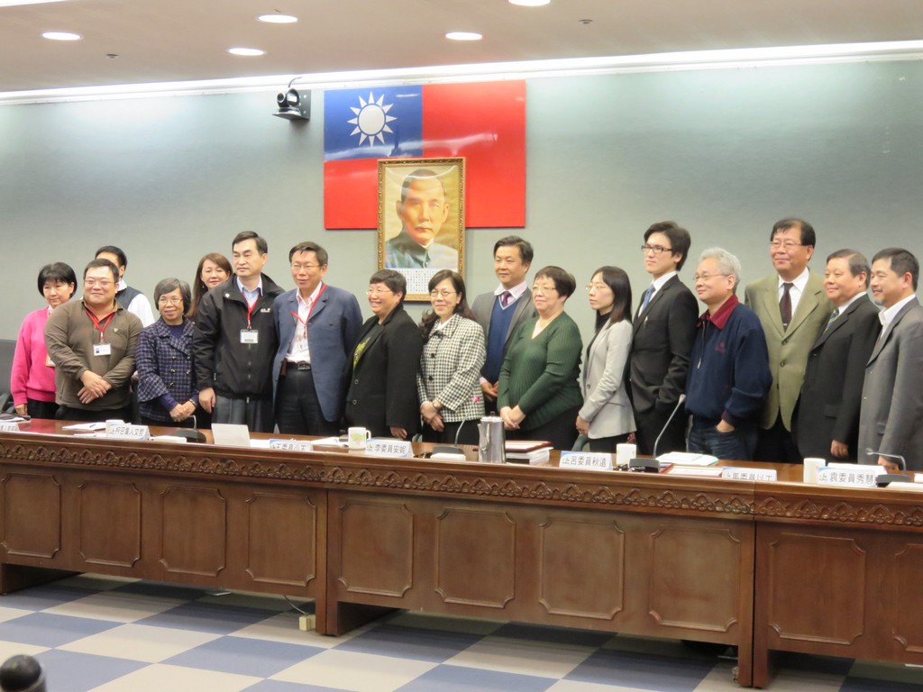 監委11日指出北市府廉政委員會在未有法律明文規定下行使調查權顯有違法，市府發言人林鶴明表示，沒有違誤之處，也不會解散。圖為廉委會第1次會議。圖／林冠妙（資料照）