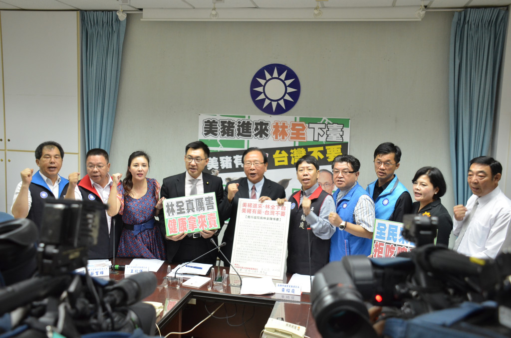 國民黨團上午也找來各縣市議會黨團聯誼會召開記者會表態反美豬。雲林縣議會黨團書記長李明哲表示，若開放含瘦肉精美豬進口，「就是逼迫國內不使用瘦肉精的豬農，必須轉而使用瘦肉精，才能對抗低成本的美豬競爭」，「到最後被犧牲的依然是台灣人的生命健康」！（國民黨縣市議會黨團聯誼會提供）20160530