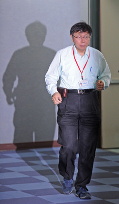 台北市長柯文哲(圖)21日在市府市政會議後記者會指出,教育部輸掉行政訴訟,在法律問題還沒解決前,北市傾向維持原本課綱,教育部反駁柯文哲的「敗訴」說法。(中央社)20150421