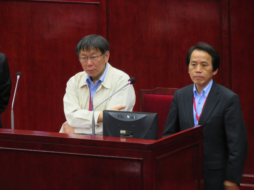 台北市長柯文哲今天到市議會進行施政報告並接受質詢,答詢時自爆市長室電腦被駭。(記者林冠妙攝20150414)